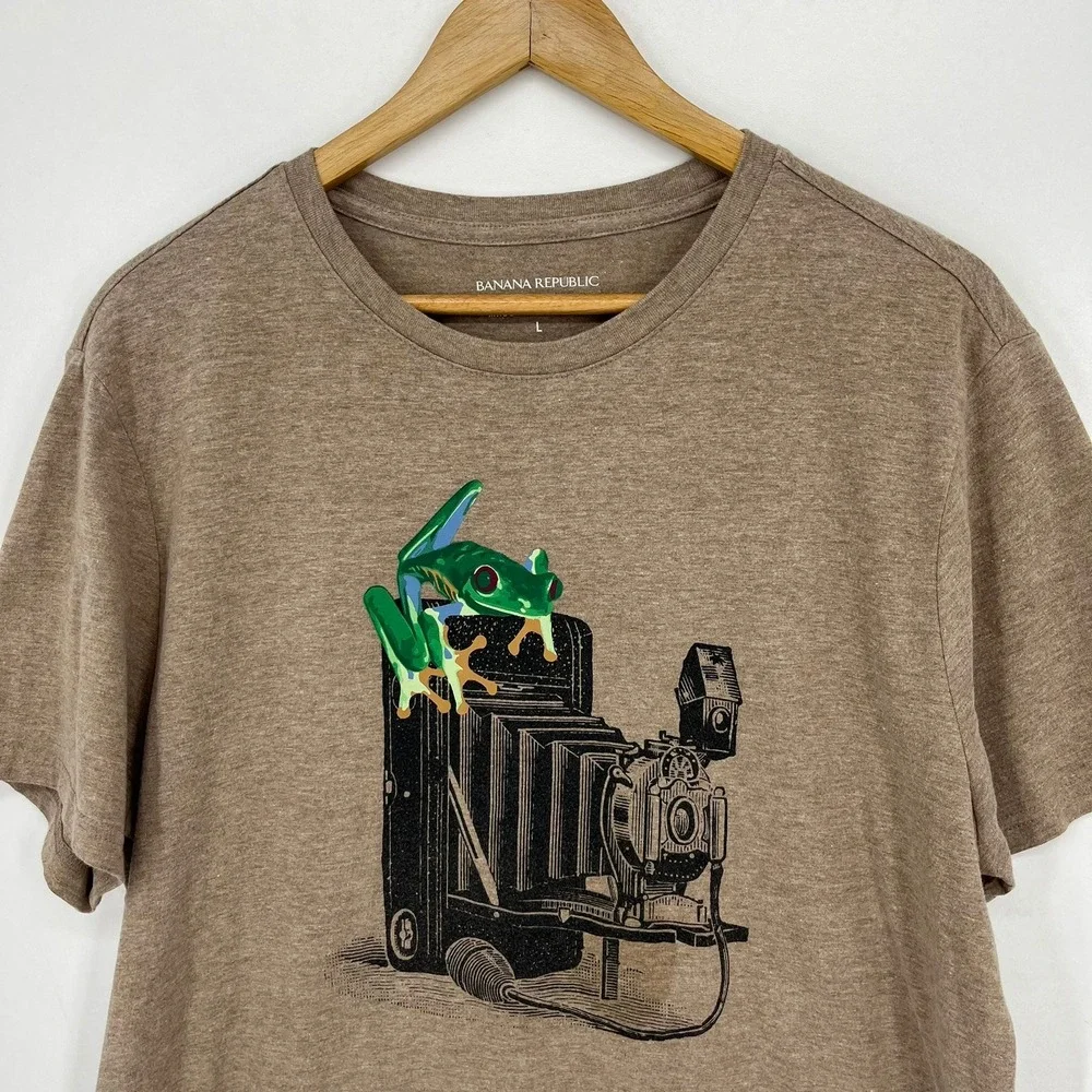 Banana Republic Mens Large Brown Graphic T-Shirt Frog Vintage Camera Photography
